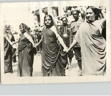 1930 INDIA Press Photo Indian Congress Party Woman Human Chain Town Hall, Bombay picture
