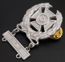 US ARMY Expert Shooting SILVER Badge Wreath Rifle MARKSMAN Qualification Pin picture