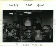 1993 Press Photo Students watch chemical reaction in chemistry class. picture