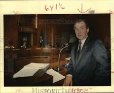1989 Press Photo Don Vaughn, apologized to the city council members at City Hall picture