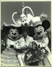 1989 Press Photo Actress Joan Lunden with Mickey Mouse, Minnie Mouse at Disney picture