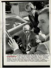 1976 Press Photo Industrialist Armand Hammer heads for a Los Angeles courtroom picture