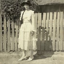 (AaF) FOUND PHOTO Photograph Snapshot 1919 Woman White Dress Fashion Style Hat picture