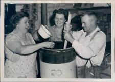 1945 Press Photo Cleveland OH Mrs Albert Benjamin, Mrs Frank Stellar - ner48639 picture