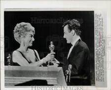 1962 Press Photo Joan Crawford Presents Best Actor Oscar to Maximilian Schell picture