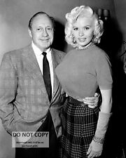 JACK BENNY AND JAYNE MANSFIELD - 8X10 PUBLICITY PHOTO (AB-303) picture