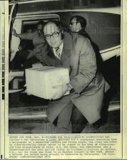 1973 Press Photo Transplant liver carried from helicopter to NY cancer center. picture
