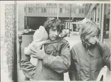 1973 Press Photo Jane Fonda and Tom Hayden with their child leave Chicago court picture