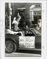 1989 Press Photo Miss North Carolina Kelly Fletcher waves at Mooresville parade picture