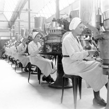 Female workforce in the pharmaceutical industry in France in 1940 Old Photo 2 picture