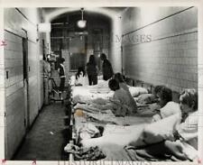 1972 Press Photo Volunteer 'patients' at mental illness institution ward. picture