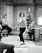 MARY TYLER MOORE IN THE TV SITCOM 