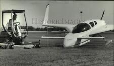 1993 Press Photo Experimental Aircraft Association worker mowing the grass picture