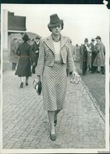 1939 Photo Kathleen P Fox Watched Wood Memorial At Jamaica Racetrack Society 6x8 picture