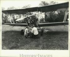 1981 Press Photo Men checking pesticide sprayer on plane, Pine Island, New York picture