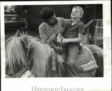 1983 Press Photo Mitch Martin shows where son Josue had surgery - noa49129 picture