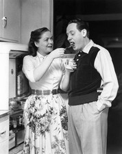 Married singing songwriting duo Les Paul & Mary Ford pose a portra- Old Photo picture