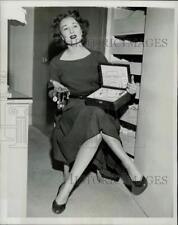 1951 Press Photo Magda Gabor shows empty jewelry box in her New York apartment picture