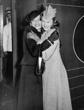 Hometown girl Gene Tierney gets a big hug from her mom at Penn Sta .. Old Photo picture