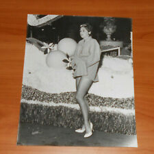 1961 Press Photo Miami Orange Bowl Parade Lakeland Float Oranges Lady In Jacket picture