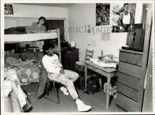1989 Press Photo Roommates Delaine Dalton, Lisa Barbee in UNCC Dorm Room picture