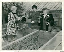 1944 Mmes Ralph Knapp Frederick Bunge Plan For Gardening Event Event Photo 8X10 picture