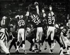 1975 Press Photo Miami's Ted Hendricks reaches for the football - afa11681 picture