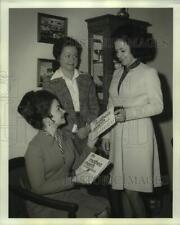 1974 Press Photo Mothers March on Birth Defect Volunteers Talking - noc14884 picture