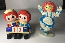 Raggedy Ann & Andy 1975 Changeable Calendar & Pen and Pencil Holder Earring Hold picture
