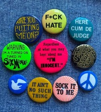 N.O.S. 60's  "HERE CUM DE JUDGE Hippy Slogan 10 Pinback Button Boomer Collection picture