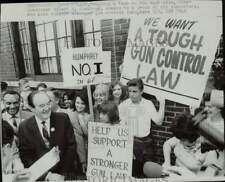 1968 Press Photo Vice Pres. Humphrey speaks to supporters on gun control, IL picture