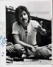 1972 Press Photo PAR Counselor Joe Costa speaks during group discussion picture