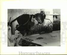 1995 Press Photo FBI agent is looking at evidence- Loomis Armored truck Robbery picture