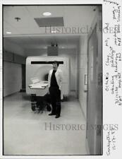 1987 Press Photo Octario Choy with MRI scanning machine at Bridgeport Hospital picture