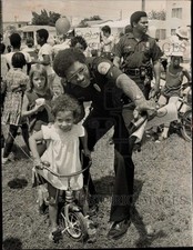 1975 Press Photo Rebecca Reyes, Miami police officer Ben Ison at bicycle rodeo picture