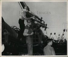 1950 Press Photo Aviation Men Arm High Altitude Corsair Fighter With Rockets picture