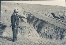 1940 Press Photo Henry County Soil Erosion Man Hat People Mountains Rare Antique picture