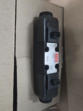 25/MM6394 - GENUINE DANFOSS VICKERS SOLENOID VALVE  ** Missing Mounting Bolts** picture