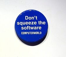 DON'T SQUEEZE THE SOFTWARE COMPUTERWORLD - VINTAGE ADVERTISEMENT BUTTON PIN picture