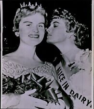 LG782 1961 Wire Photo JOAN ENGH CAROL ANDERSON Alice in Dairyland Beauty Queen picture