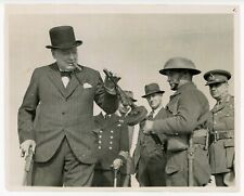 13 August 1940 press photo of Churchill examining a Thompson submachine gun picture