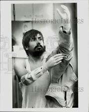 1988 Press Photo Mohammad Shariff practices dressing with prosthetics, Bethesda picture