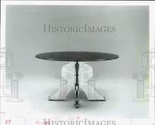 1984 Press Photo Architect Robert Venturi's 'high' table with chrome 'toes' picture