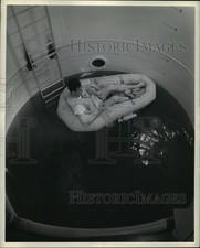 1943 Press Photo Joseph Shanger Transforms Seawater Into Drinking Water In Tank picture