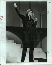 1979 Press Photo Singer Barry Manilow performs - hca40965 picture
