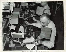 1939 Press Photo Machine Operators That Facilitate Horse Racing Track Betting picture