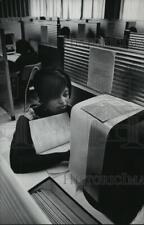 1971 Press Photo Grambling College student uses reading lab, Louisiana picture