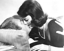 Love With A Proper Stranger 1963 Natalie Wood kisses Steve McQueen 4x6 photo picture