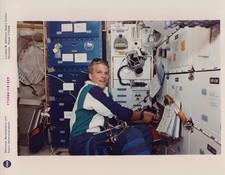 STS-66 Atlantis Parazynski Protein Crystal Experiment 1994 - Original NASA Photo picture