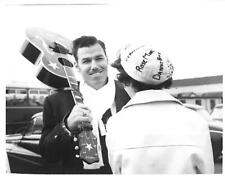 1957 Press Photo SLIM HITMAN American Singer Meets Fan London Airport guitar kg picture